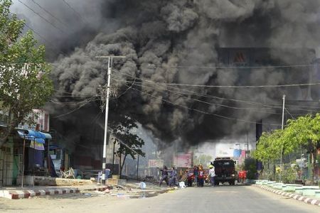 Meiktila chìm trong khói lửa và hỗn loạn.
